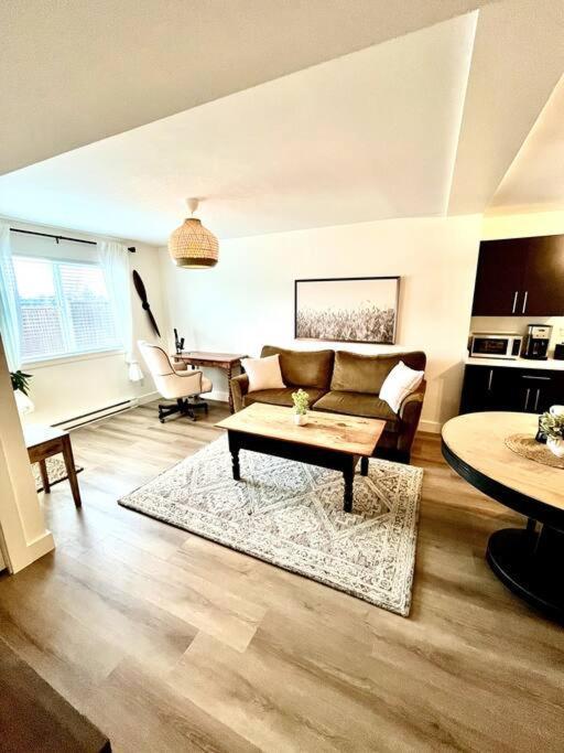 Cozy Lakeview Suite فكتوريا المظهر الخارجي الصورة
