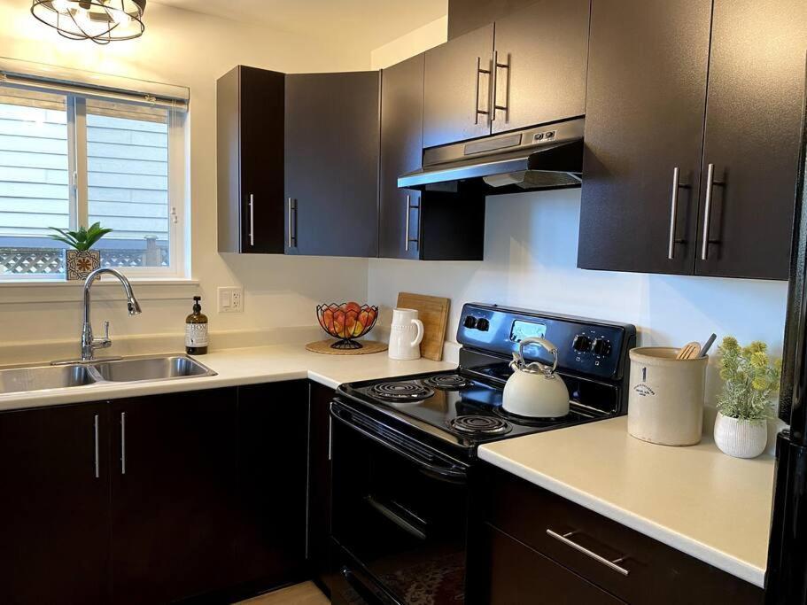Cozy Lakeview Suite فكتوريا المظهر الخارجي الصورة