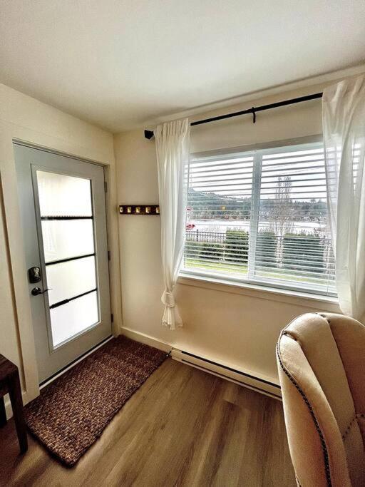 Cozy Lakeview Suite فكتوريا المظهر الخارجي الصورة