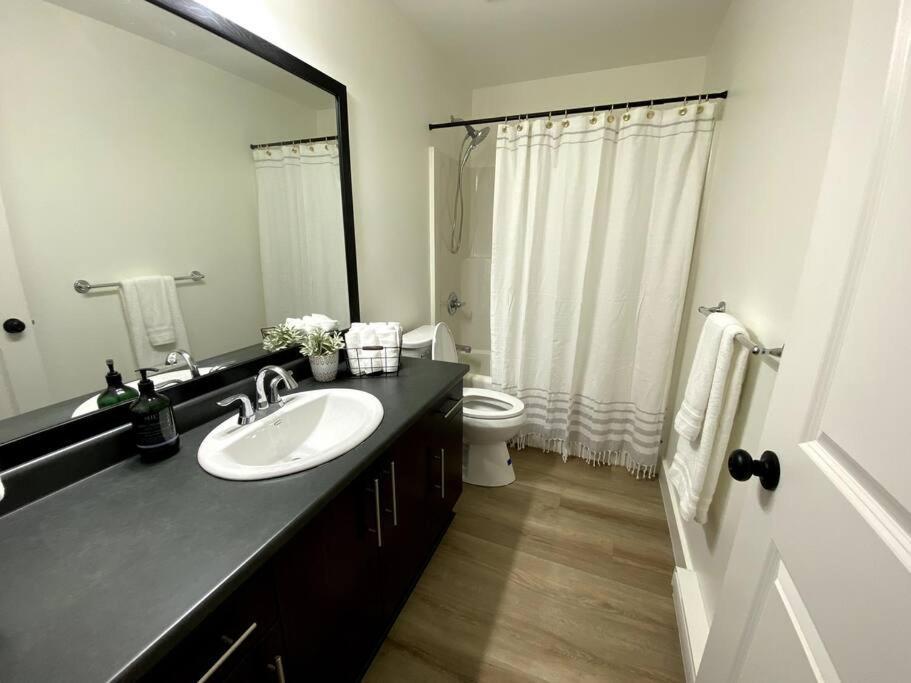 Cozy Lakeview Suite فكتوريا المظهر الخارجي الصورة